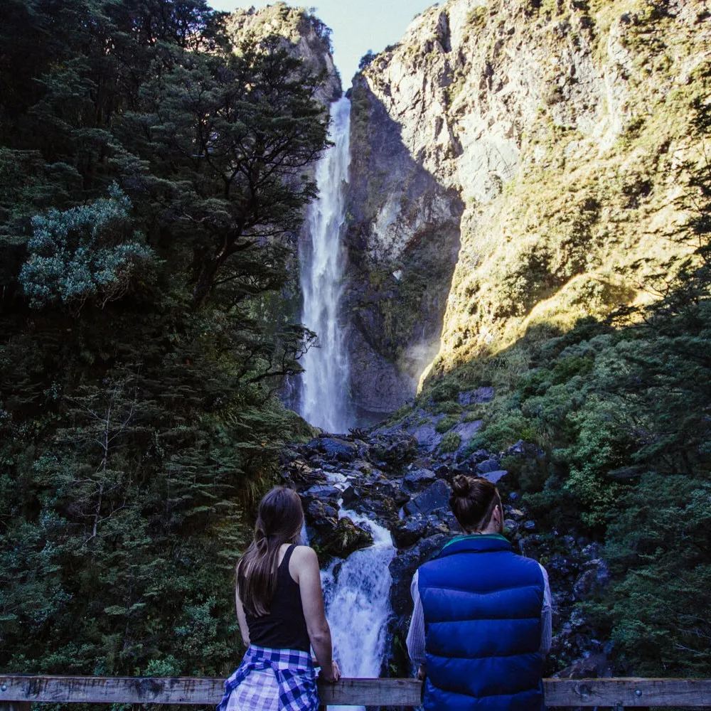 Couple looking at the Devils Punchbowl Waterfall