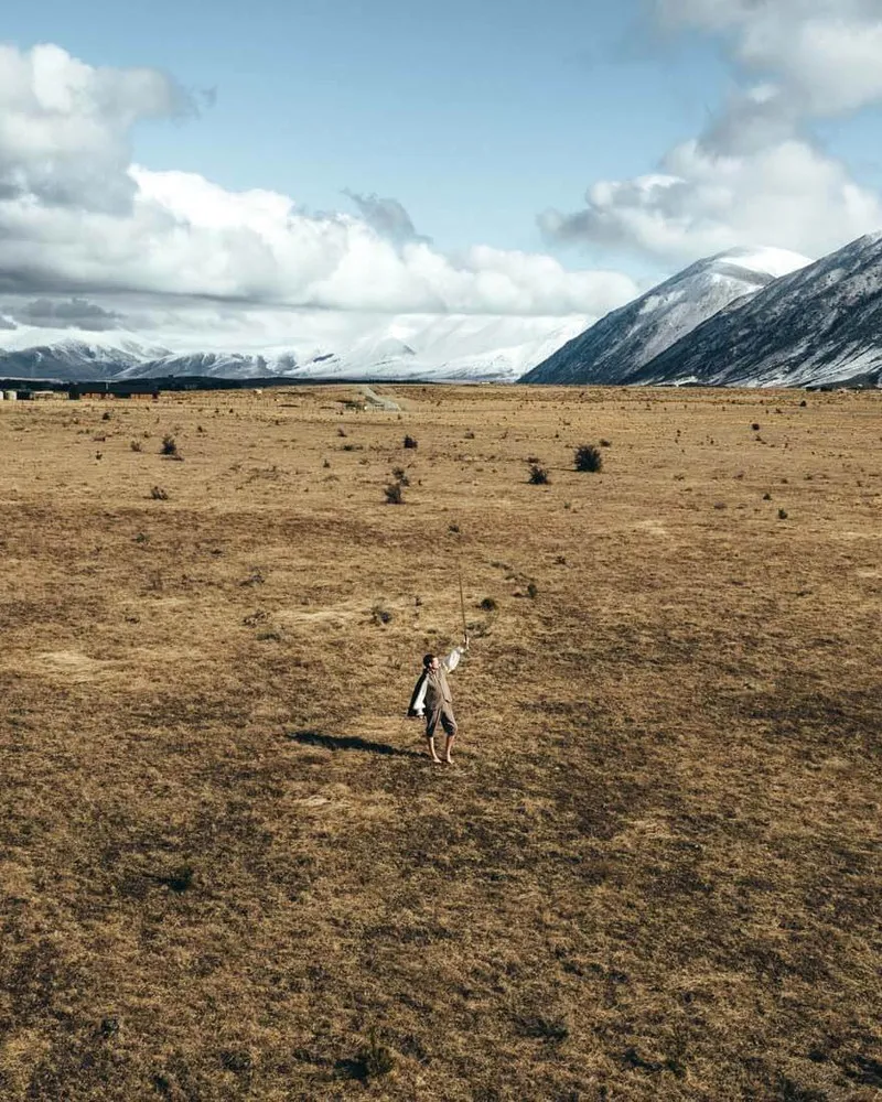 Frodo holding up Andúril in Pelennor Fields