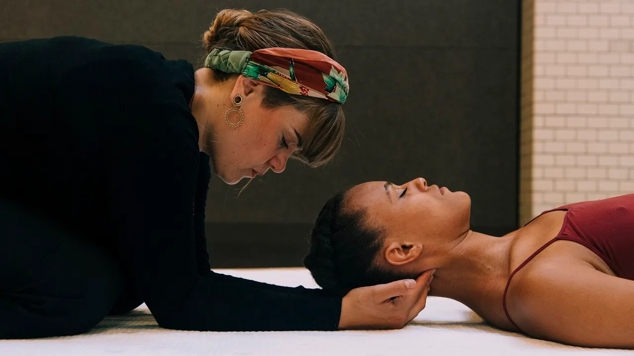 Jenine giving head massage