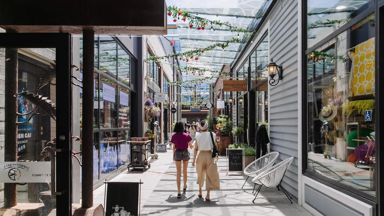 Ladies shopping at Riverside