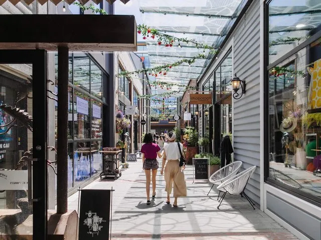 Ladies shopping at Riverside