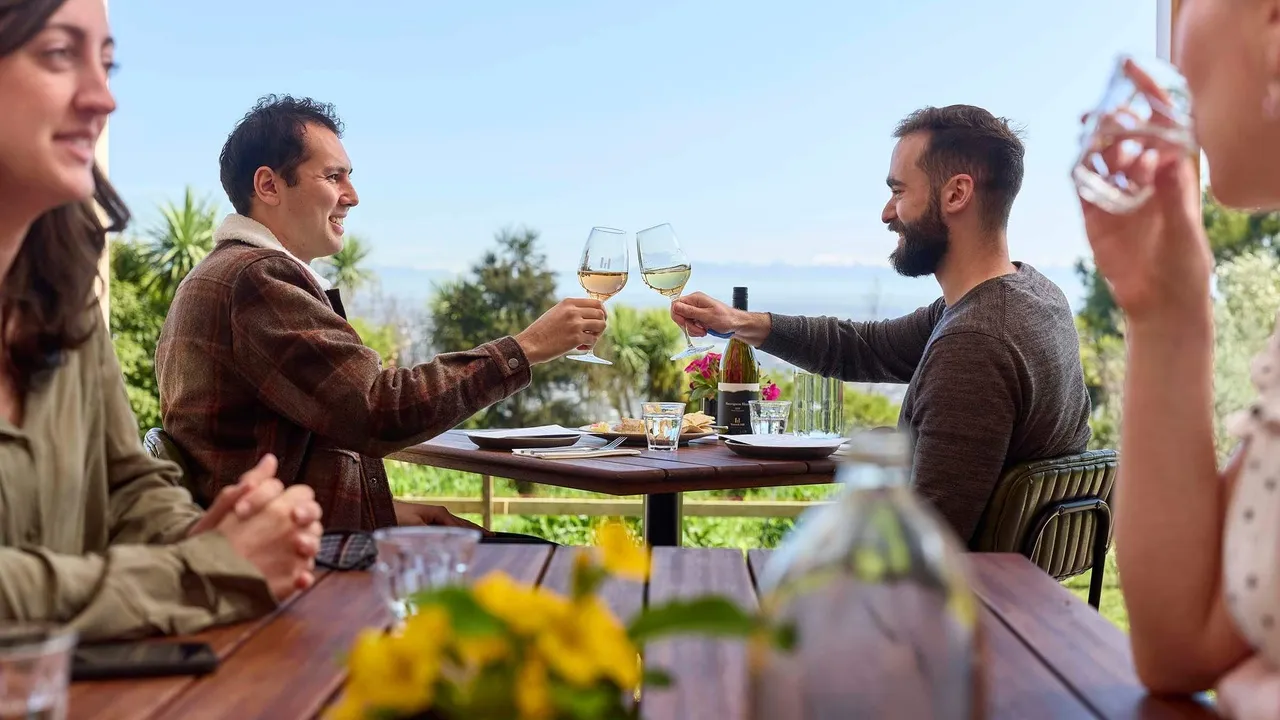 Friends dining at Tussock Hill