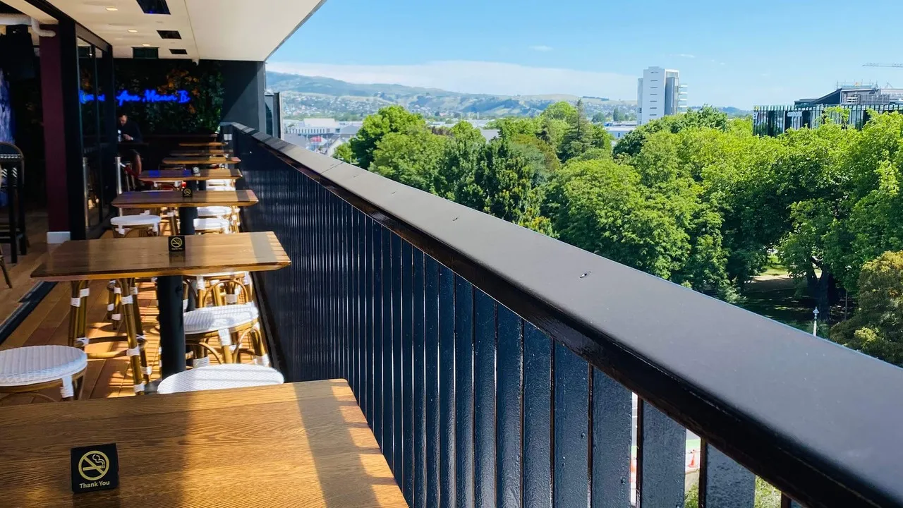 Mr Brightside outdoor eating area