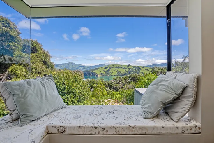 Sun-baked Akaroa Views and Mooring
