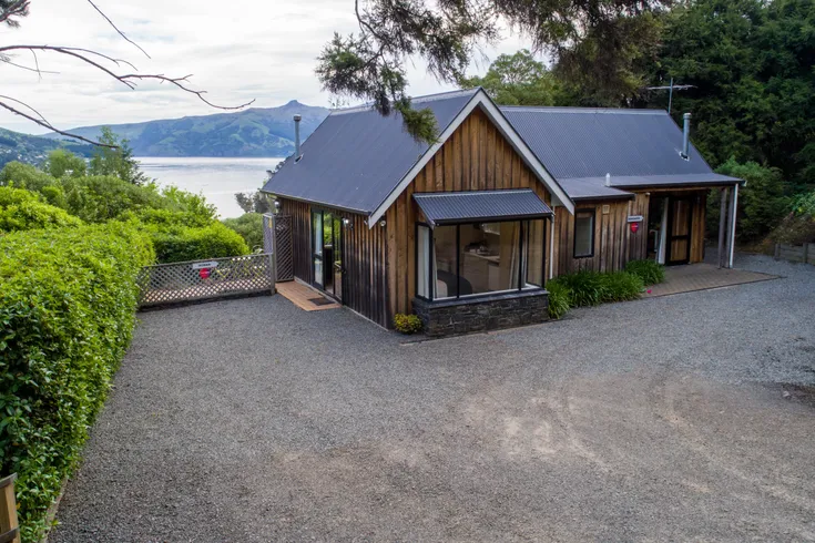 Fantail Cottage with Sea Views - Akaroa Home