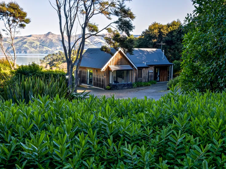 Bushside Cottage - Akaroa Holiday Home