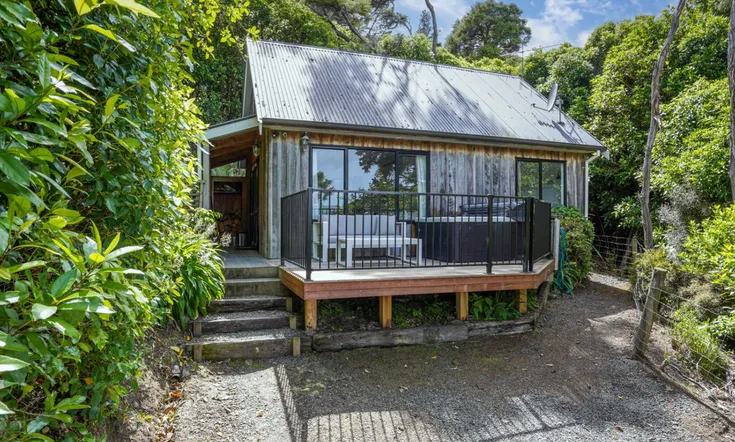 Bushside Cottage - Akaroa Holiday Home