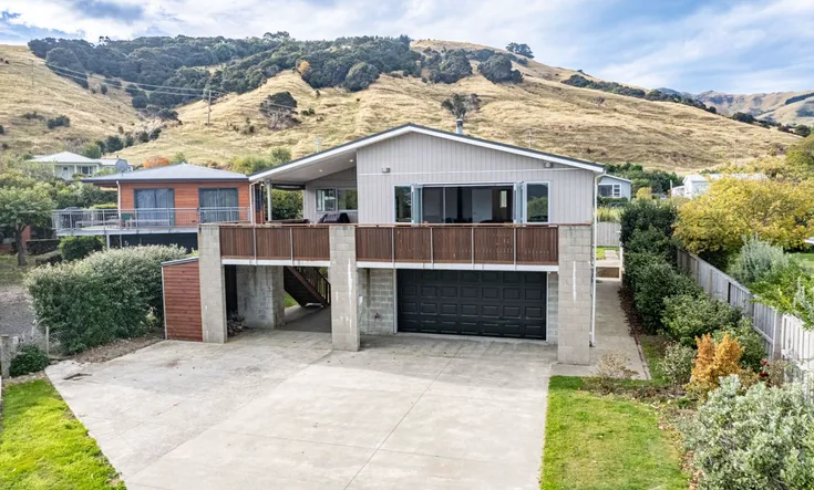 Tui's Retreat - Duvauchelle Holiday Home