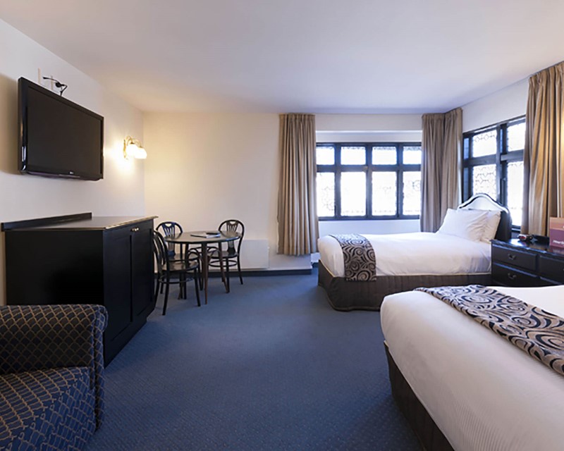 Heartland Hotel Cotswold Queen Single Room