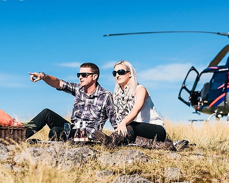 Garden City Helicopters couple having a picnic